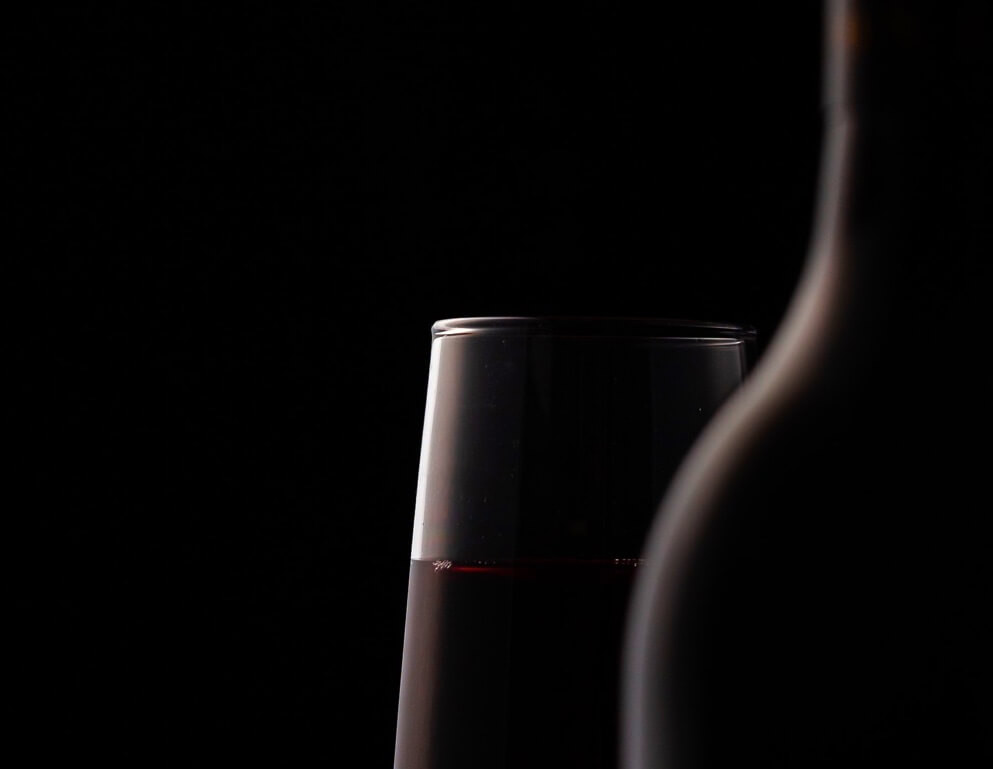 Image d'une bouteille et d'un verre de vin rouge